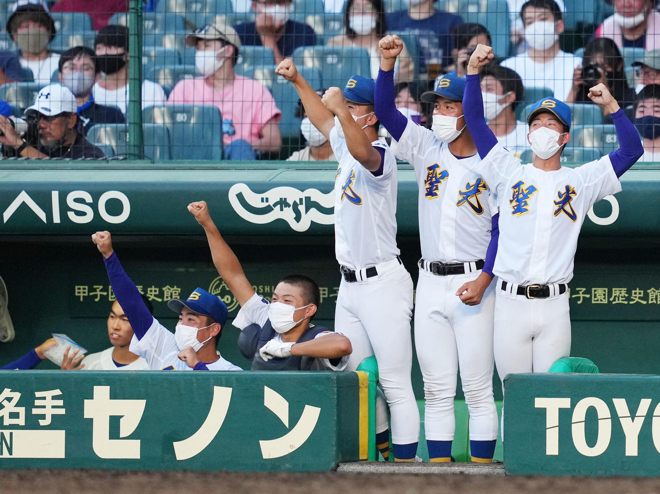 4回裏聖光学院1死二、三塁、三好が中越え2点適時二塁打を放ち歓喜する聖光学院ナイン（撮影・横山健太）