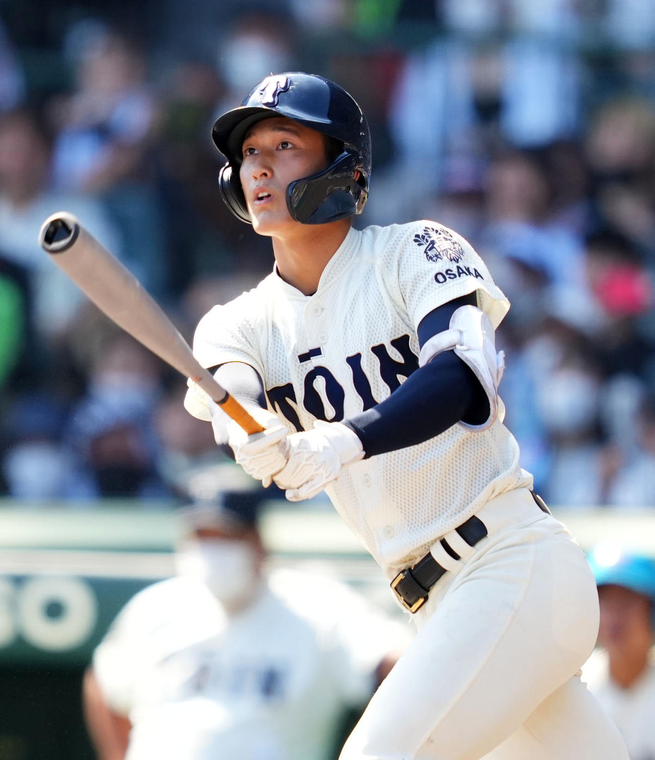 下関国際対大阪桐蔭　1回裏大阪桐蔭1死二塁、左翼線へ適時二塁打を放つ松尾（撮影・横山健太）