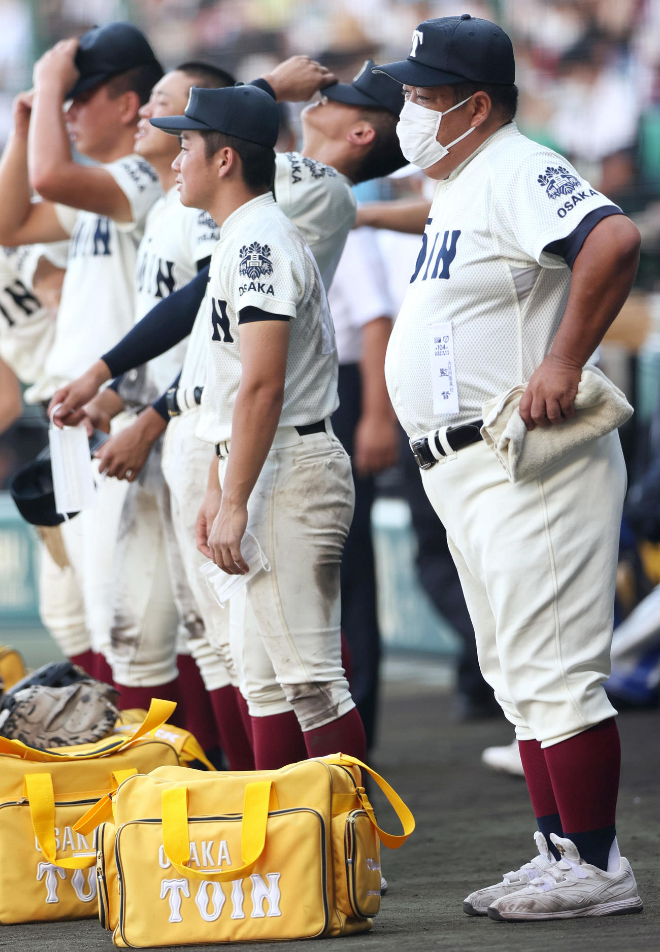 下関国際対大阪桐蔭　下関国際に敗れガックリする大阪桐蔭の西谷監督（右）らナイン（撮影・上山淳一）