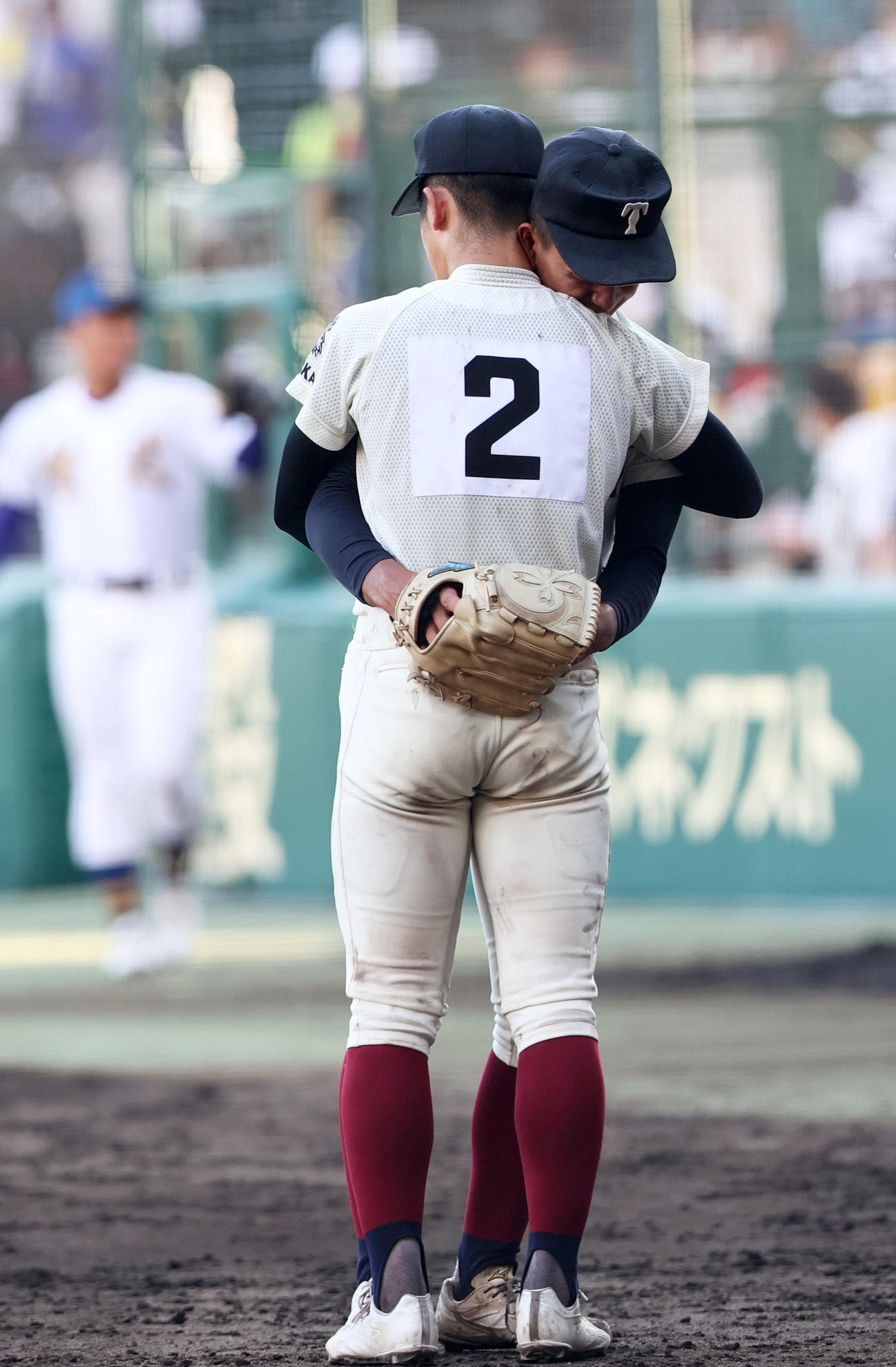 下関国際対大阪桐蔭　下関国際に敗れた大阪桐蔭の投手前田（右）はクールダウンのキャッチボールを終え捕手松尾（手前）と抱き合い涙を流す（撮影・上山淳一）