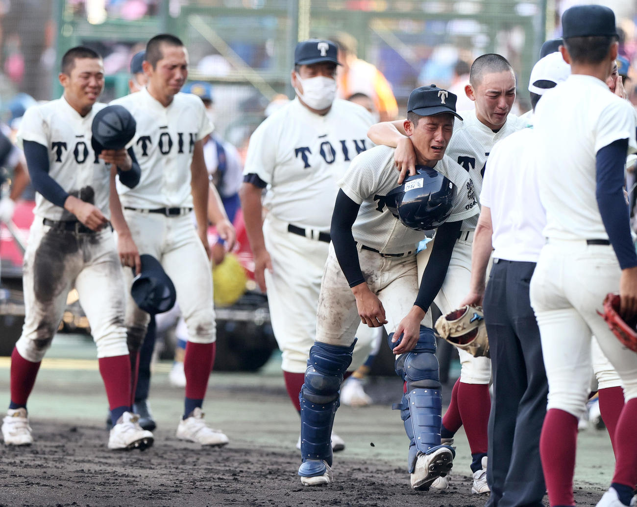 下関国際対大阪桐蔭　大阪桐蔭松尾汐恩（右から2人目）らナインは下関国際に敗れ悔し涙を流しながら引きあげる（撮影・上山淳一）
