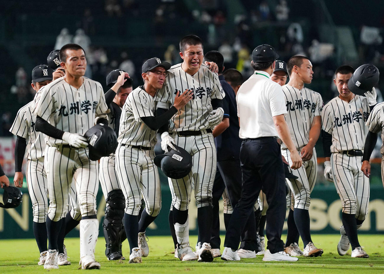聖光学院に敗れ悔し涙を流す村上慶（中央）ら九州学院ナイン（撮影・横山健太）