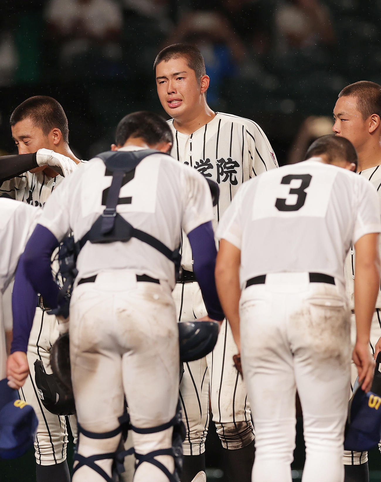 聖光学院に敗れ、涙を流してあいさつする九州学院・村上慶（中央）（撮影・前田充）