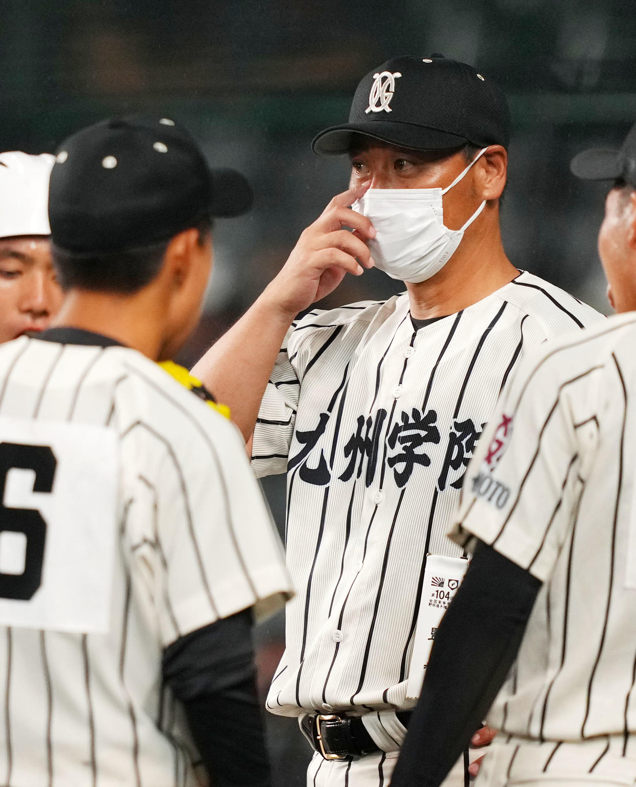 指示を出す九州学院・平井監督（撮影・横山健太）