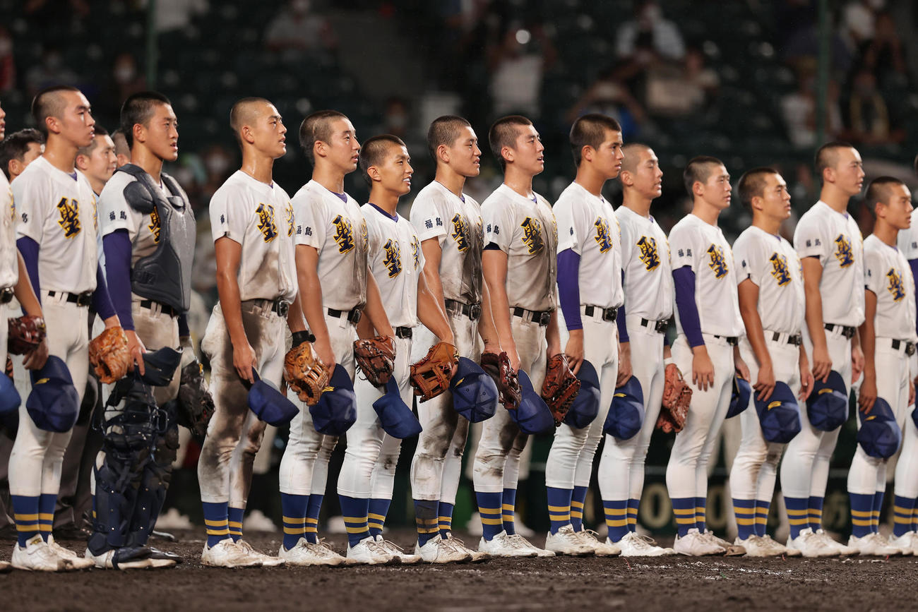 九州学院に勝利し、校歌を斉唱する聖光学院ナイン（撮影・前田充）