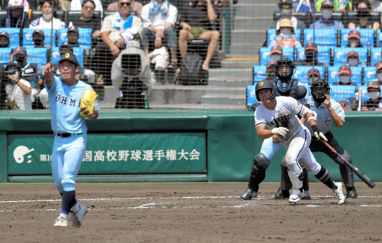 高松商対近江　3回表高松商1死一塁、浅野は中越え2点本塁打を放つ。投手山田
