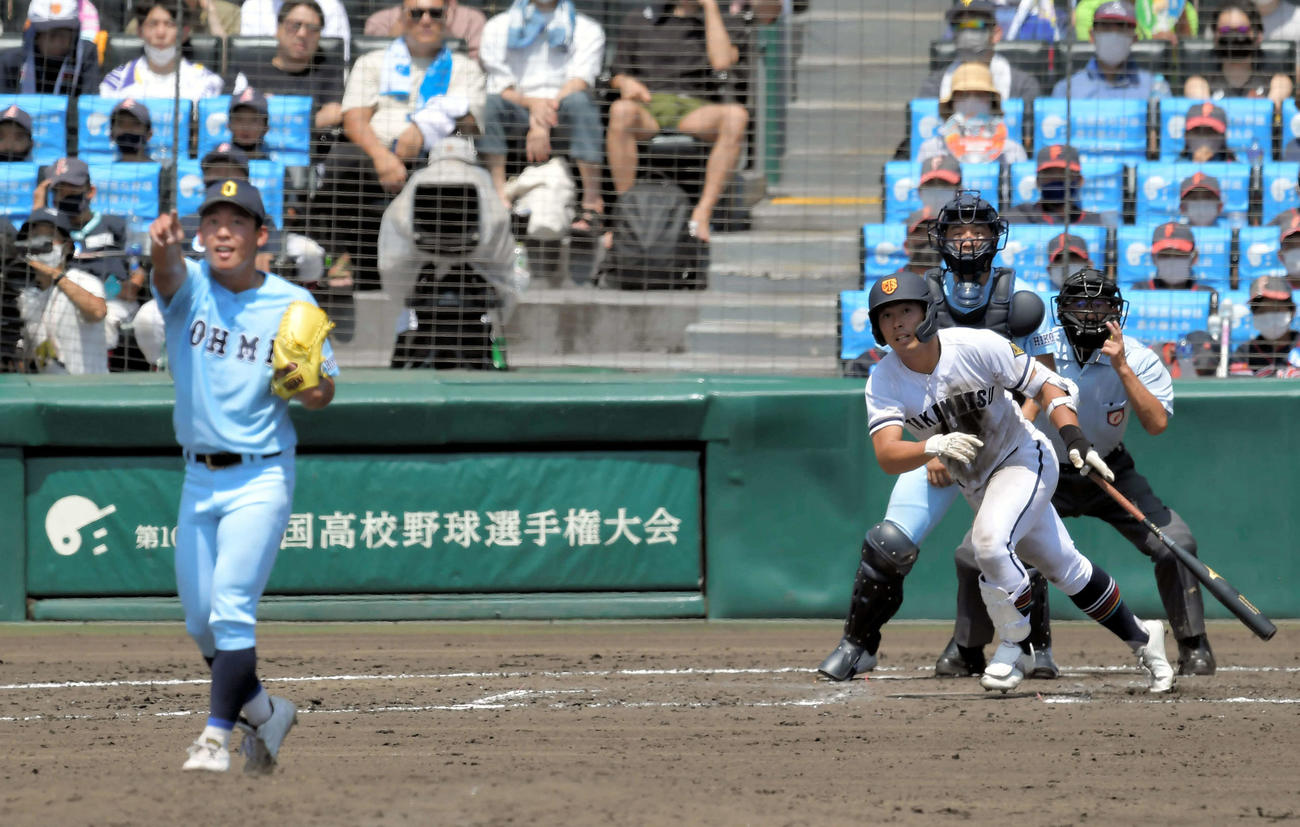 高松商対近江　3回表高松商1死一塁、浅野は中越え2点本塁打を放つ。投手山田