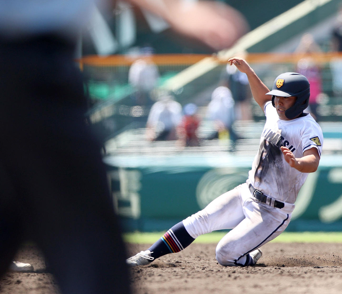 高松商対近江　5回表高松商2死一、三塁、浅野は二盗を決める（撮影・上山淳一）