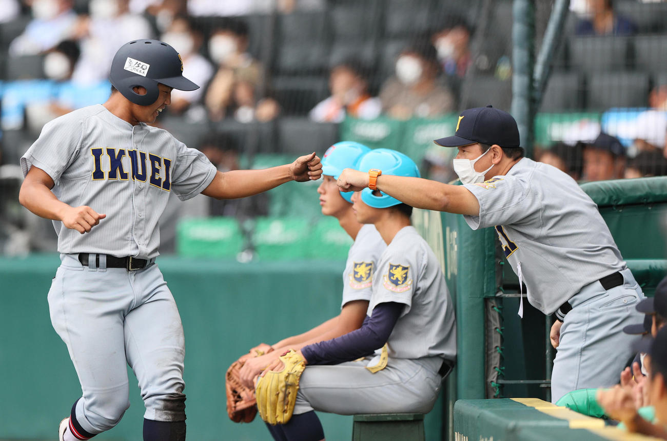愛工大名電対仙台育英　2回裏仙台育英2死三塁、仙台育英の須江航監督（右）は尾形のセーフティースクイズで生還の斎藤陽とグータッチする（撮影・上山淳一）