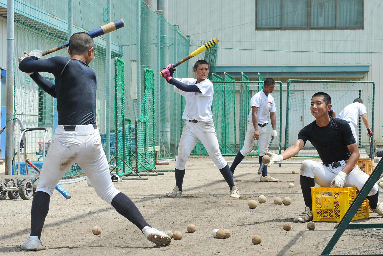打撃練習を行う浜松商の鈴木奏主将（右）ら