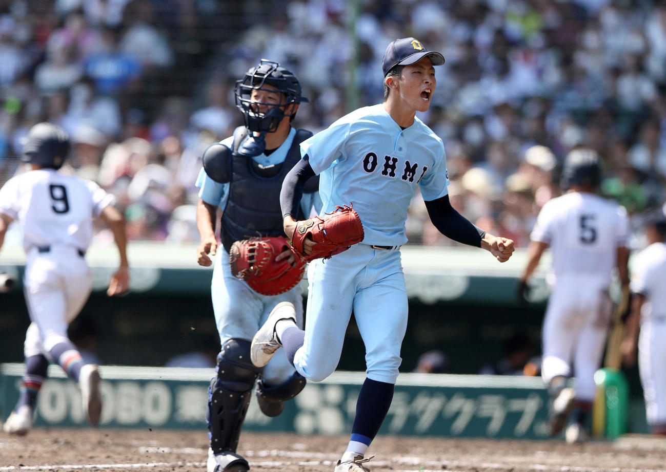 高松商対近江　8回途中で近江・山田に代り登板した星野（手前）は後続を打ち取り喜ぶ（2022年8月18日撮影）