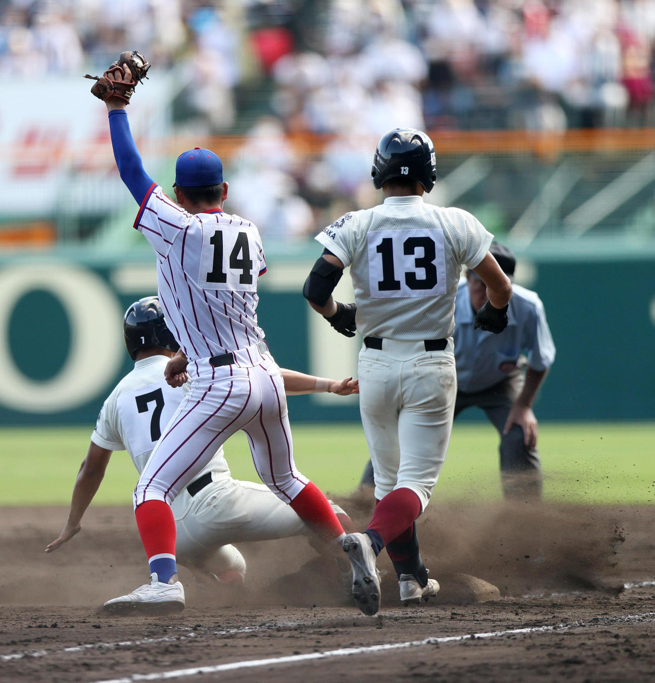 下関国際対大阪桐蔭　7回裏大阪桐蔭無死一、二塁、大前（手前）の投飛で三重殺を完成させる二塁手森（左から2人目）。右は一走田井（撮影・上山淳一）