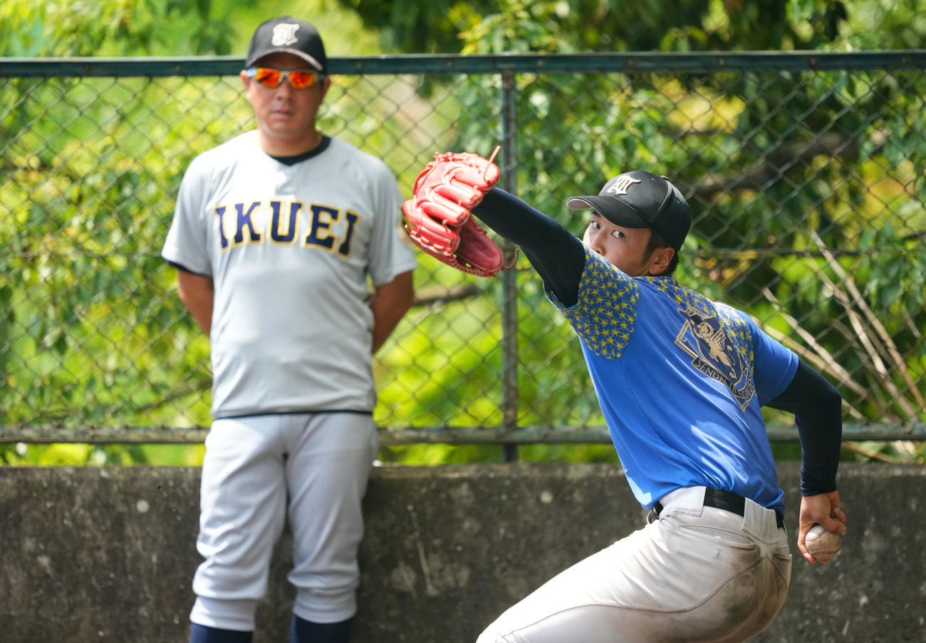 仙台育英・須江監督（左）が見つめる中、ブルペンで投球練習する高橋（撮影・横山健太）