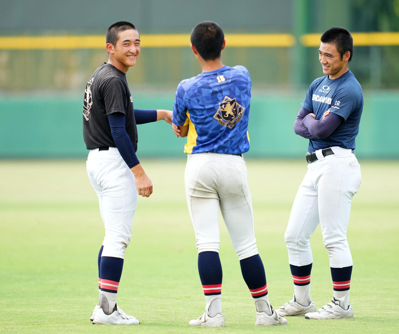 チームメートと談笑する仙台育英・古川（右）（撮影・横山健太）
