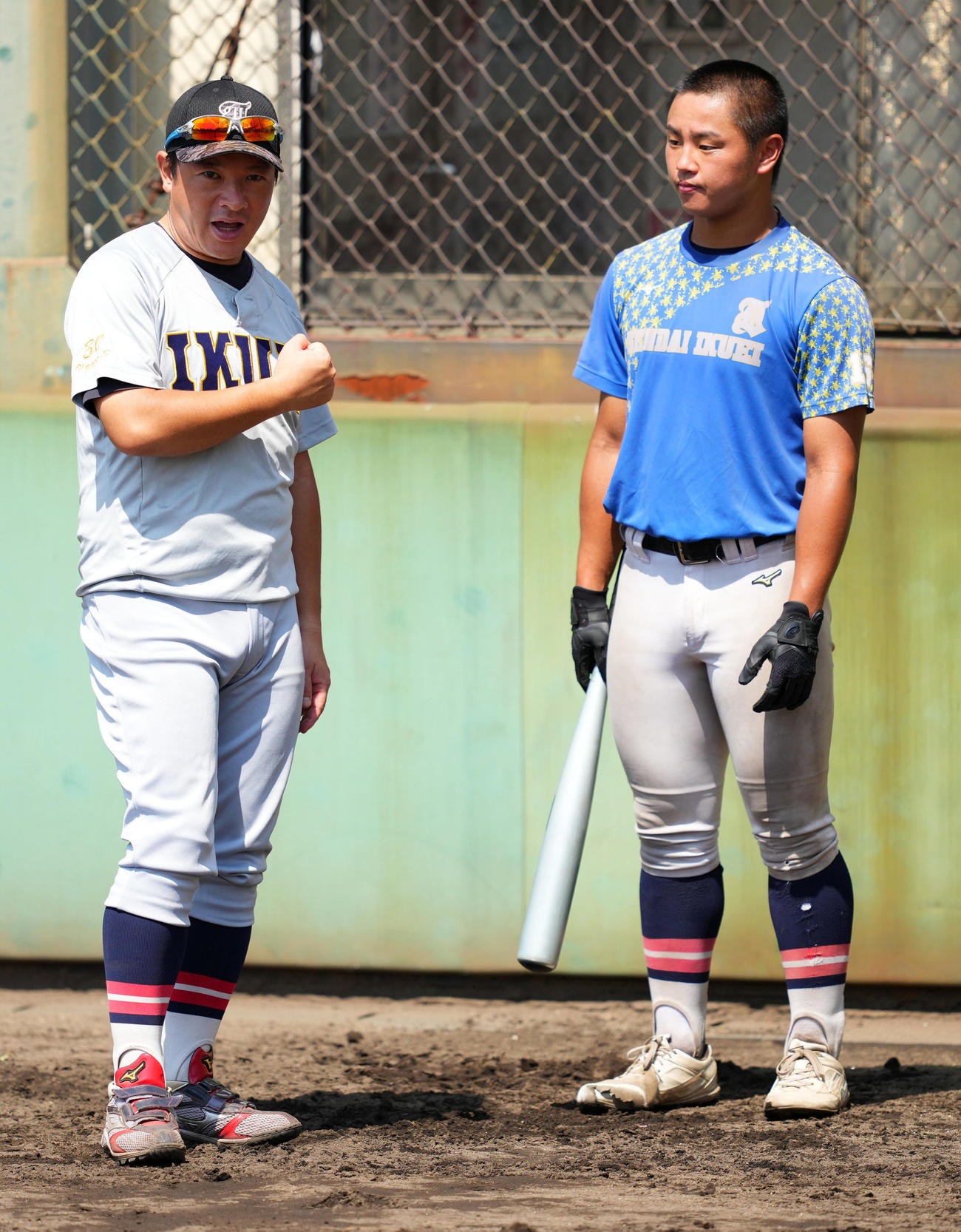 仙台育英・斉藤陽（右）に声をかける須江監督（撮影・横山健太）