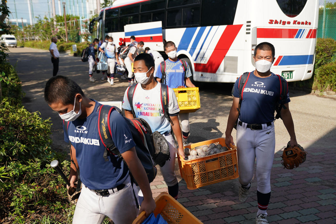 練習へ向かう仙台育英ナイン（撮影・横山健太）