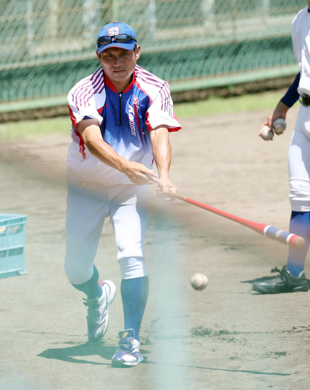 選手にノックを打つ下関国際・坂原監督（撮影・前田充）
