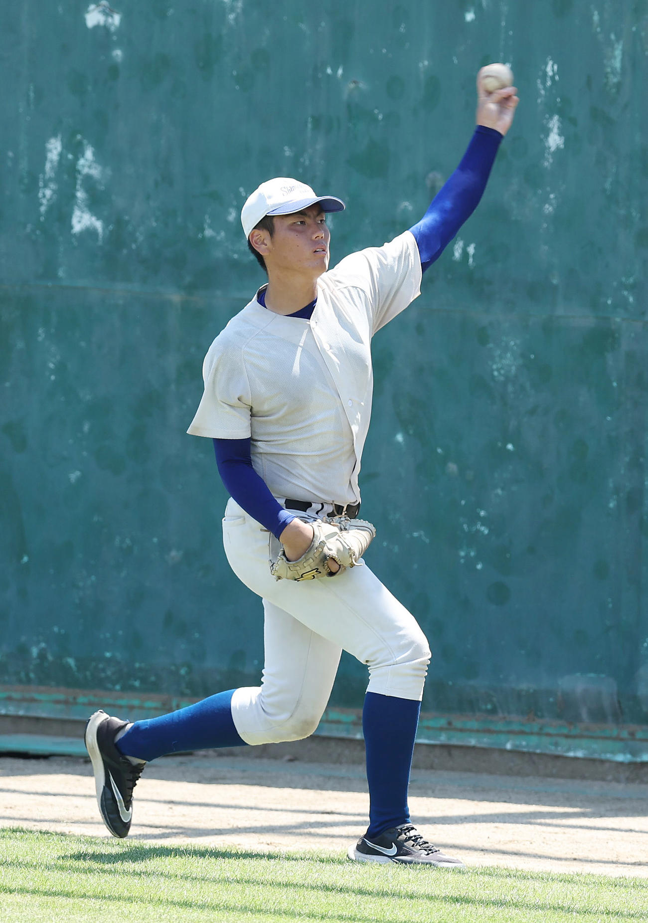 キャッチボールする下関国際・古賀（撮影・前田充）