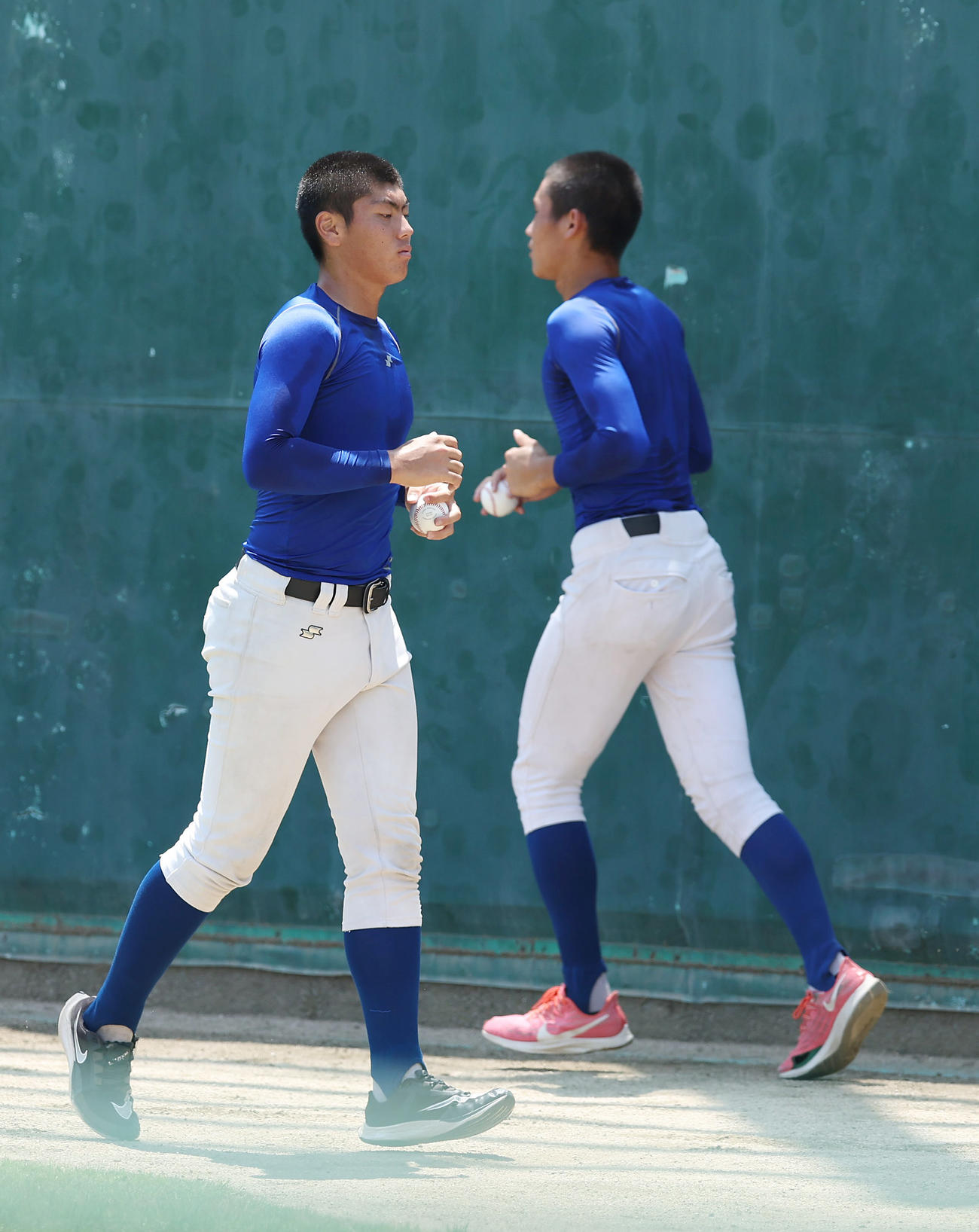 外野でランニングする下関国際・古賀（左）と仲井（撮影・前田充）