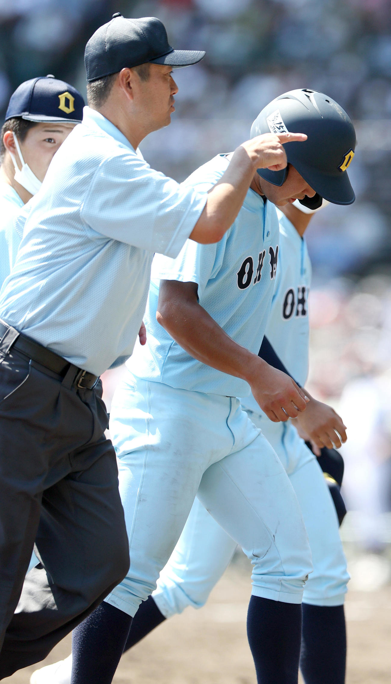 18日高松商戦で審判に治療を訴えベンチへ引き揚げる近江・山田陽翔（右）