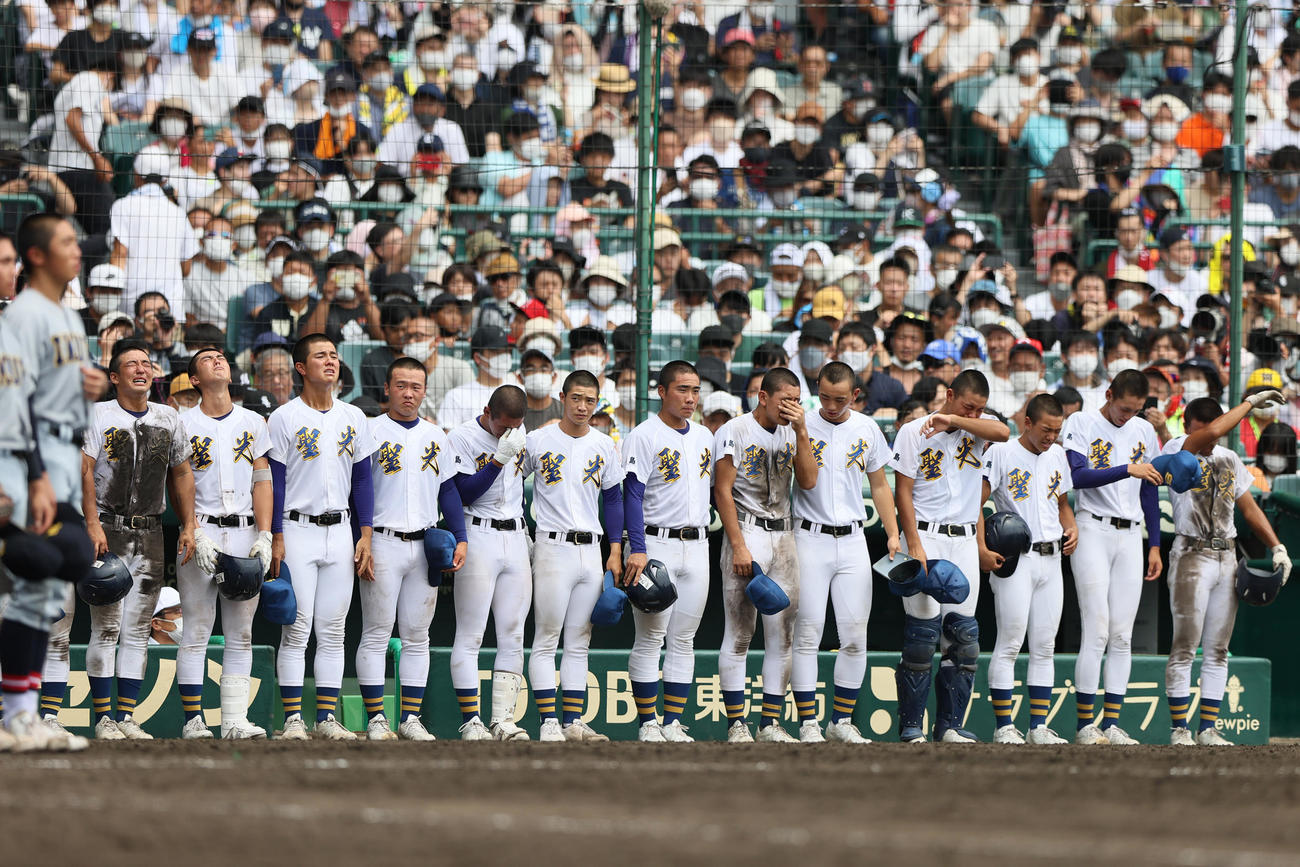 仙台育英対聖光学院　仙台育英に敗れ、涙する聖光学院ナイン（撮影・上山淳一）