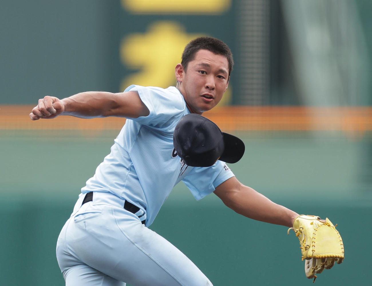 帽子を飛ばして力投する近江先発の山田陽翔（撮影・前田充）