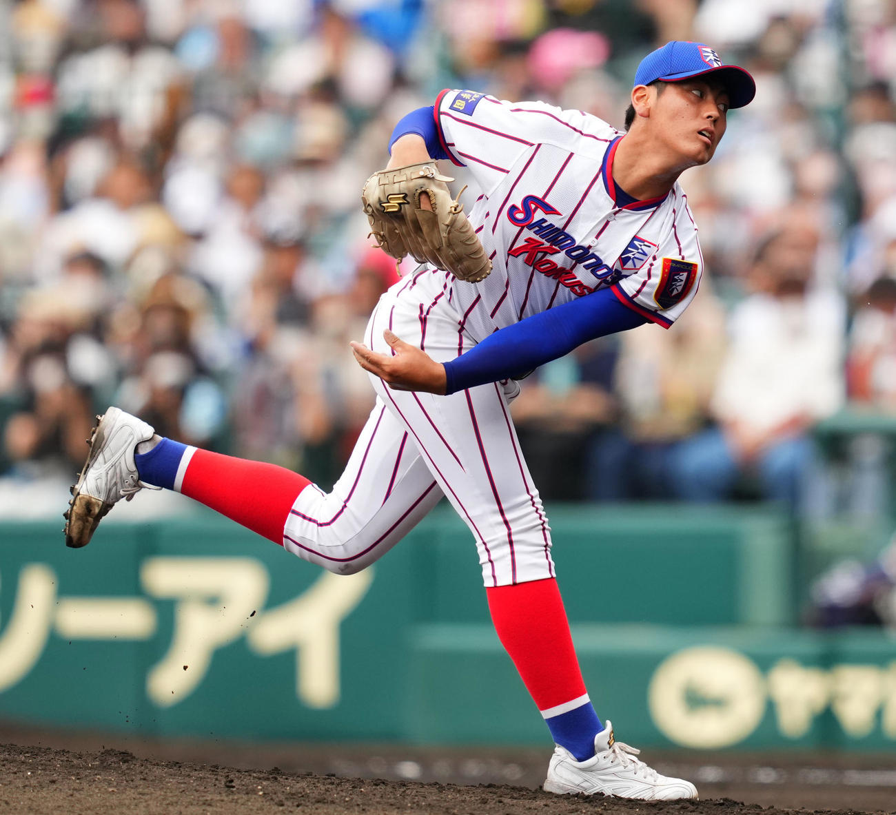 下関国際対近江　力投する下関国際先発の古賀（撮影・横山健太）