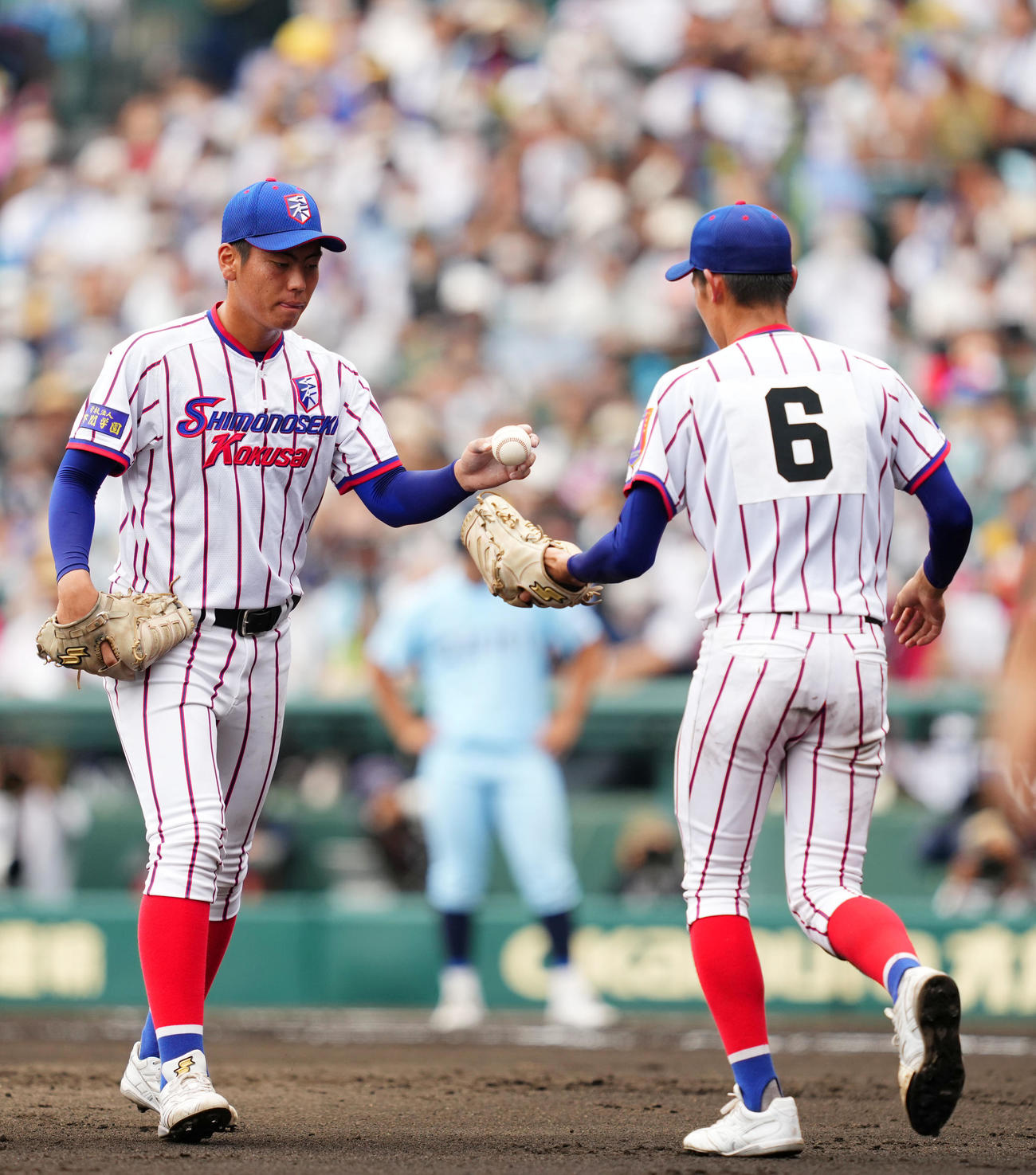 下関国際対近江　2回裏途中、下関国際・仲井（右）にマウンドを託す古賀（撮影・横山健太）