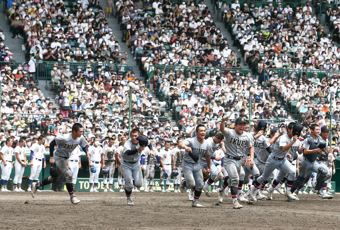 聖光学院に勝利し、応援席に向かって笑顔で駆けだす仙台育英ナイン（撮影・上山淳一）