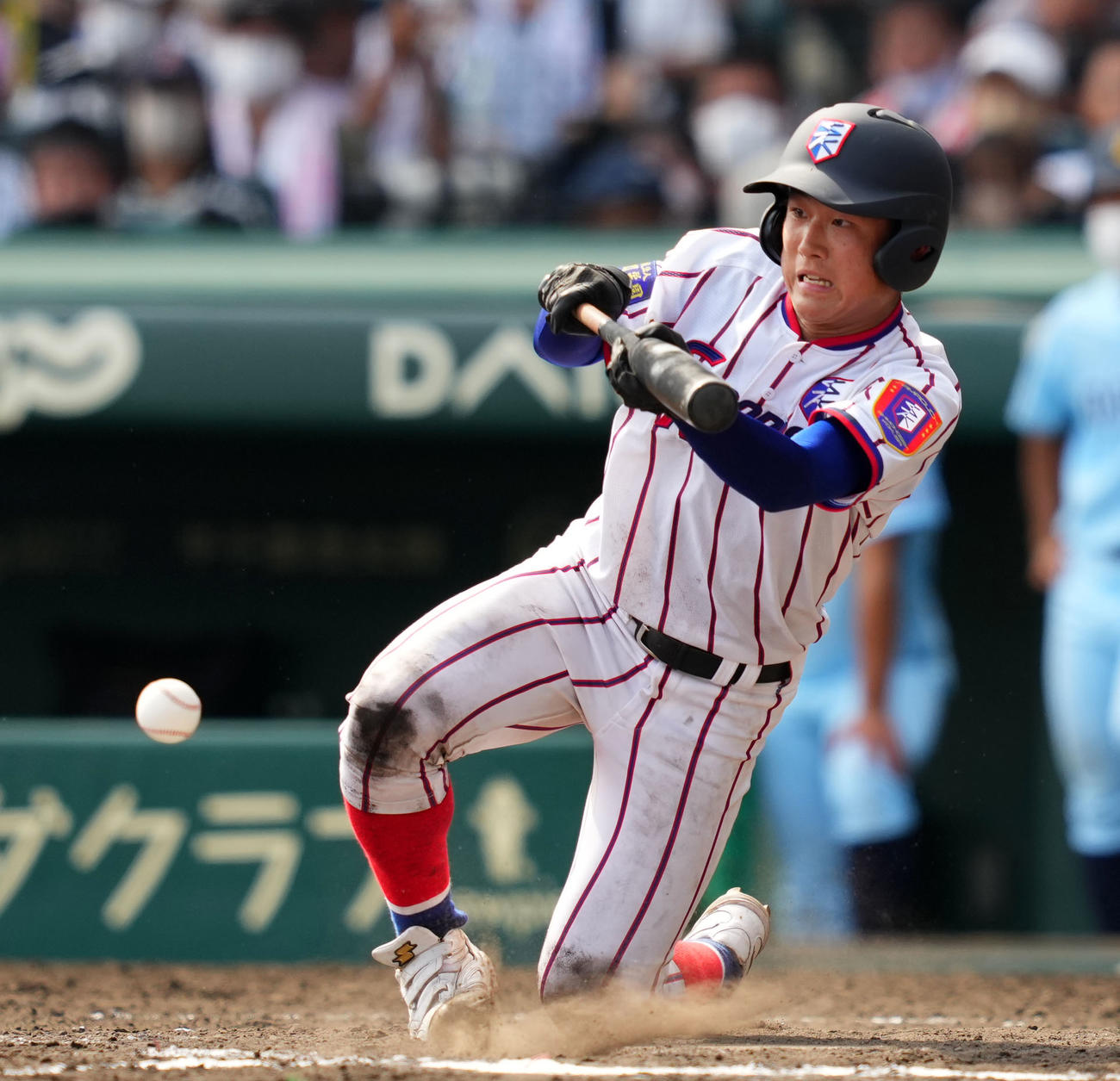 下関国際対近江　8回表下関国際1死三塁、三塁への犠打を決める松本（撮影・横山健太）