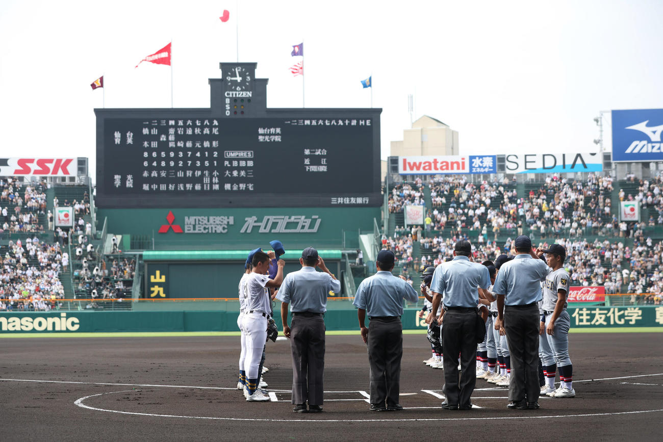仙台育英対聖光学院　試合前のあいさつをする聖光学院ナイン（左）と仙台育英ナイン（撮影・前田充）