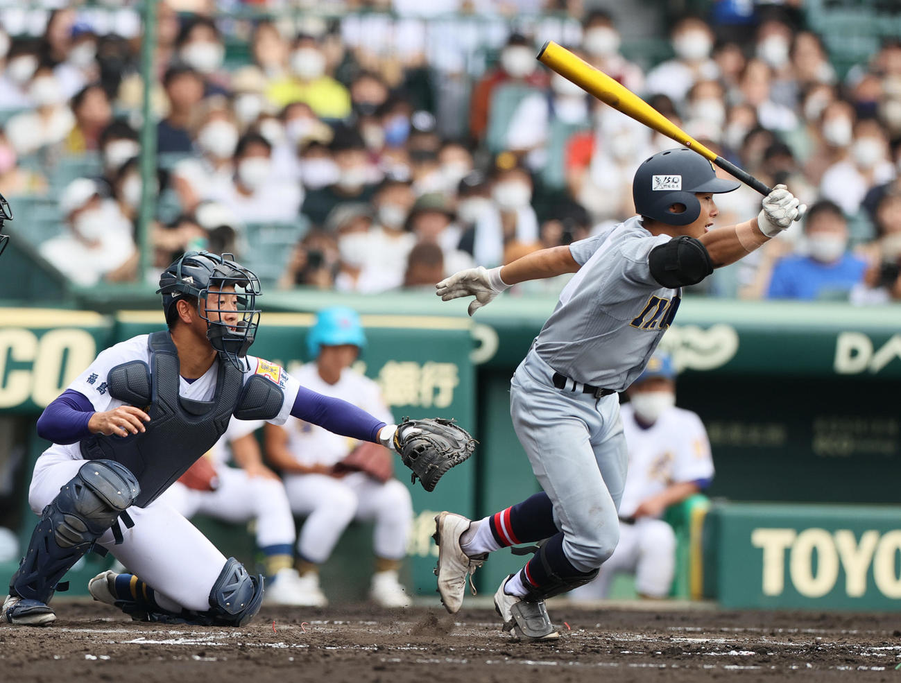 仙台育英対聖光学院　2回表仙台育英無死二、三塁、秋元は右前適時打を放つ（撮影・上山淳一）