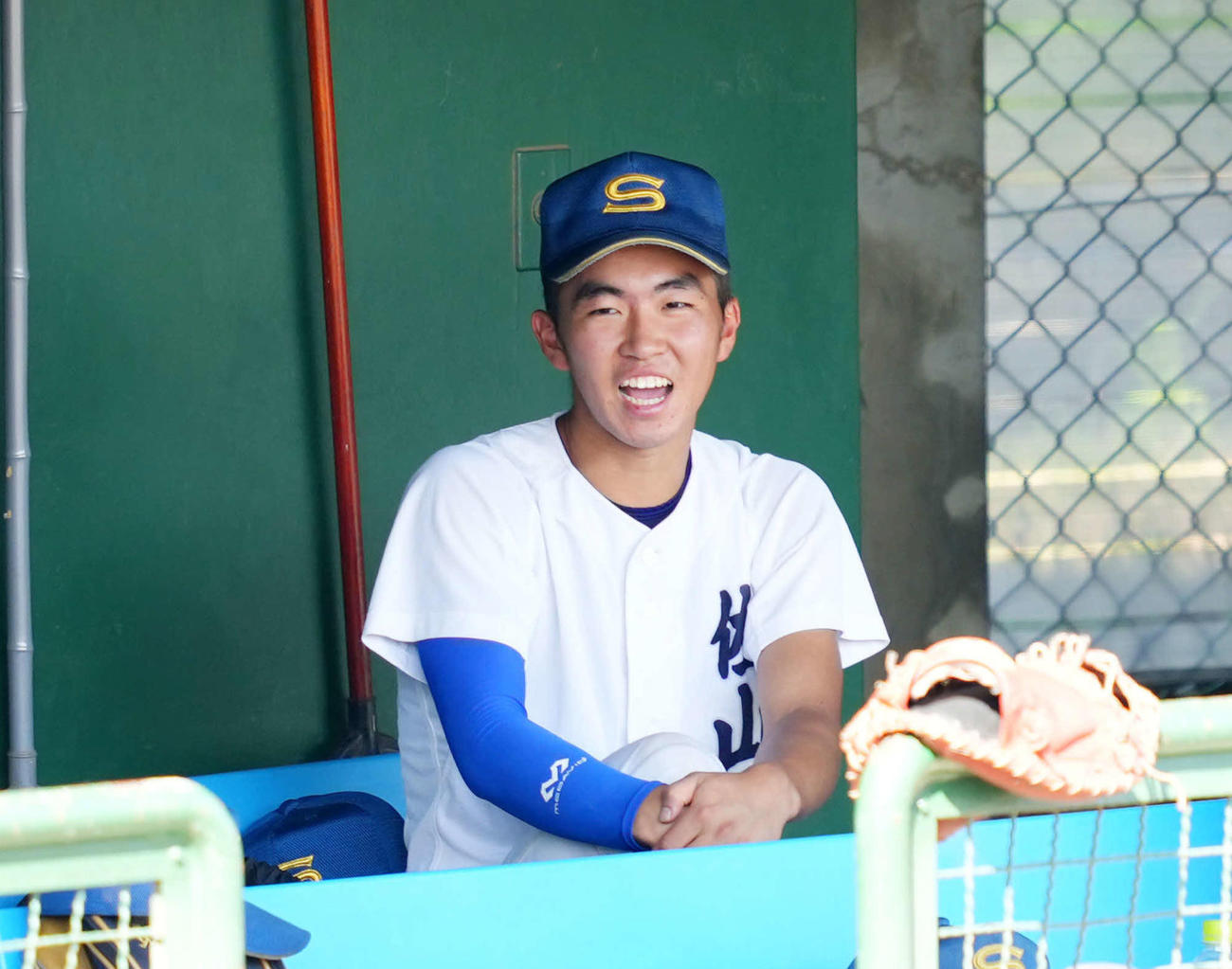 ベンチからチームメートに声をかける聖光学院・佐山（撮影・横山健太）