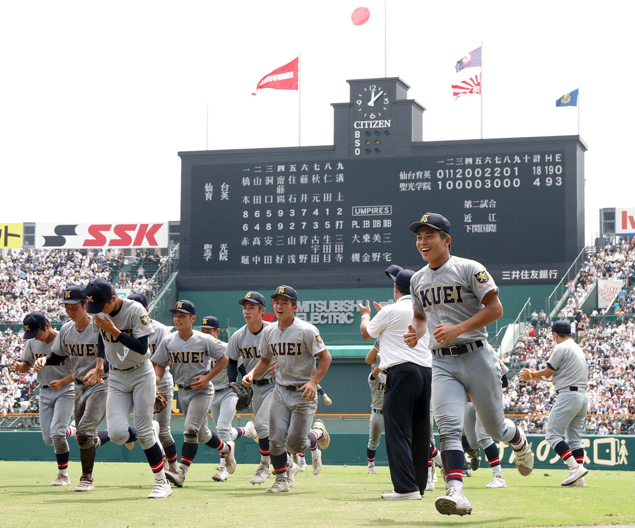 仙台育英対聖光学院　聖光学院に勝利し、応援席へあいさつを済まし笑顔で引き揚げる仙台育英の選手たち（撮影・上山淳一）