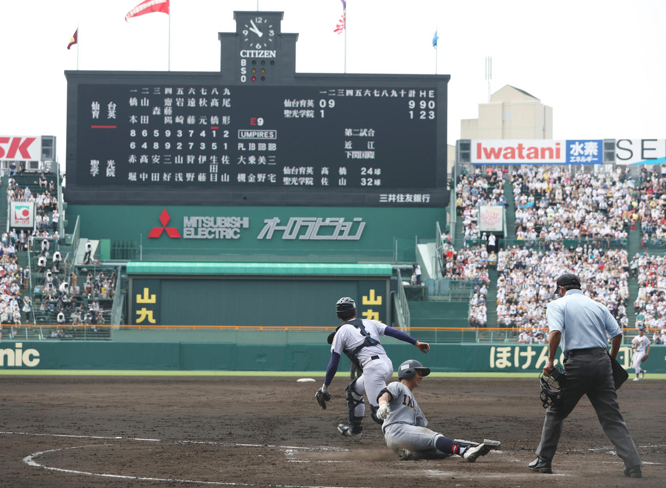 仙台育英対聖光学院　2回表仙台育英1死二塁、右前適時打と右翼手三好の後逸の間に一気に本塁生還する秋元（中央）（撮影・前田充）