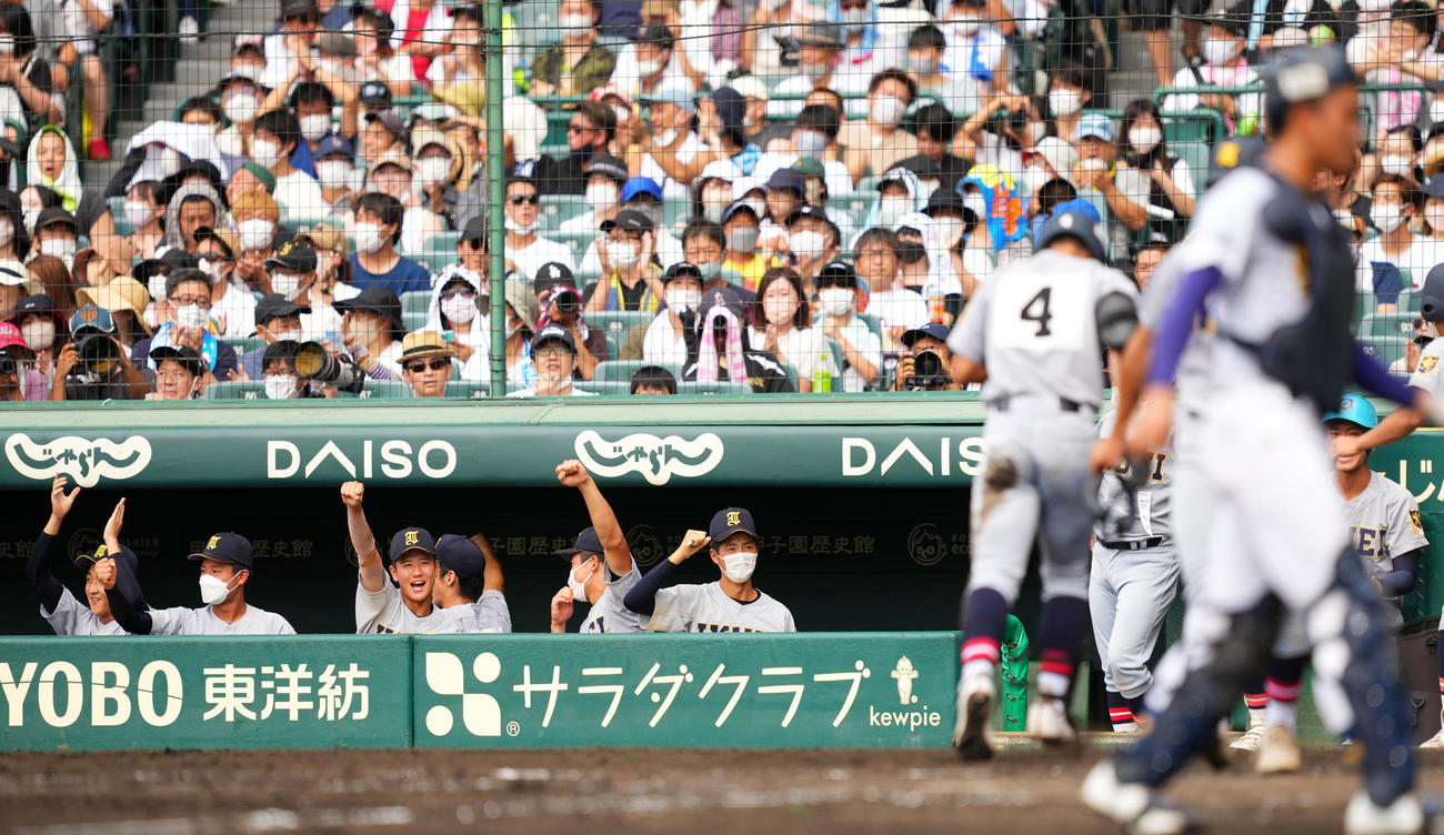 仙台育英対聖光学院　2回表仙台育英1死二塁、後逸の間に秋元が生還し歓喜する仙台育英ナイン（撮影・横山健太）