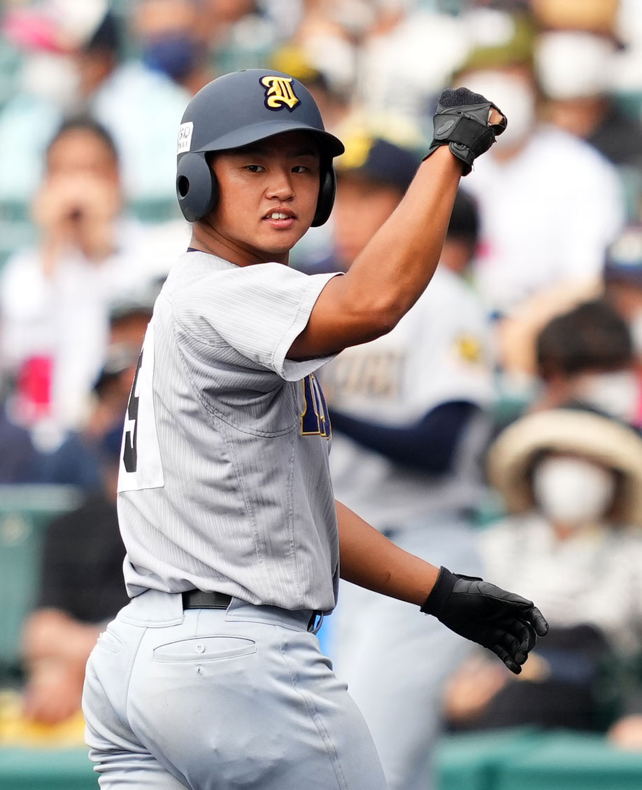 仙台育英対聖光学院　2回表仙台育英無死一、三塁、右前適時打を放ちガッツポーズする斉藤陽（撮影・横山健太）