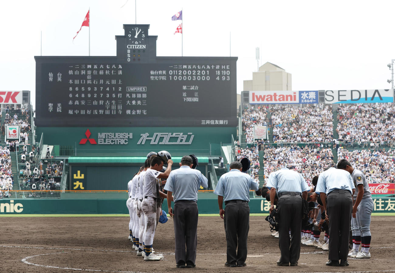 仙台育英対聖光学院　仙台育英（右）が聖光学院に勝利し、あいさつを交わす両校ナイン（撮影・前田充）