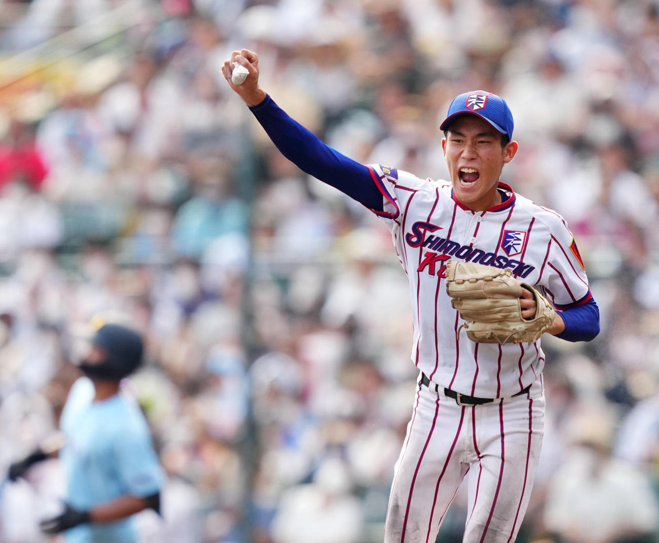 9回裏近江2死、山田（左）を左飛に仕留め力強くガッツポーズする仲井（撮影・横山健太）