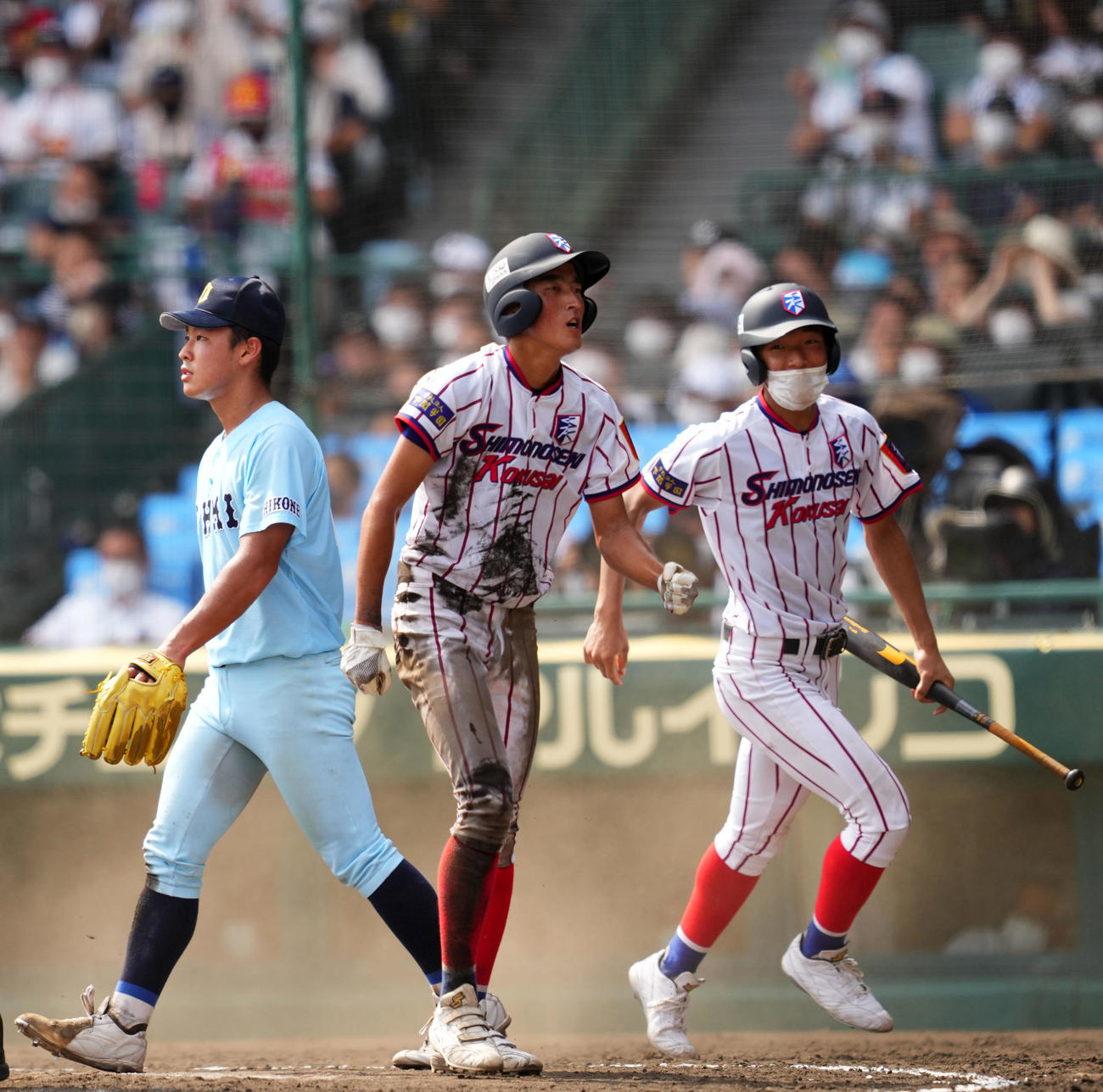 下関国際対近江　7回表下関国際無死一、三塁、仲井に中犠飛を浴び失点する山田（左）（撮影・横山健太）