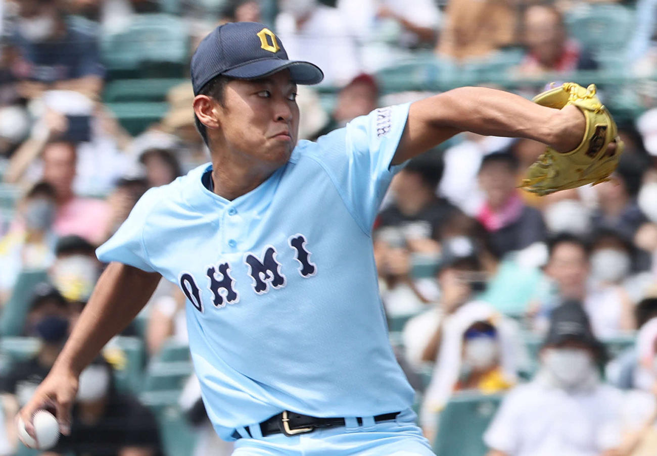 18日、高松商戦で力投する近江・山田