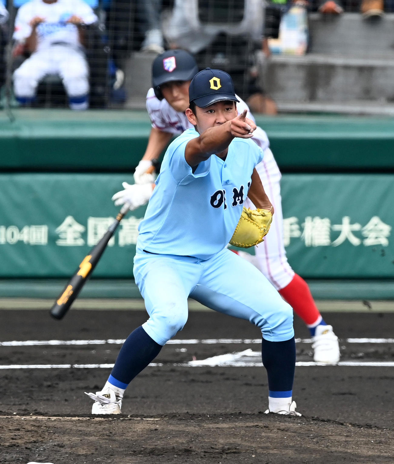 近江対下関国際　1回表下関国際無死二塁、赤瀬健心の遊撃への打球を指さす近江・山田（撮影・前岡正明）