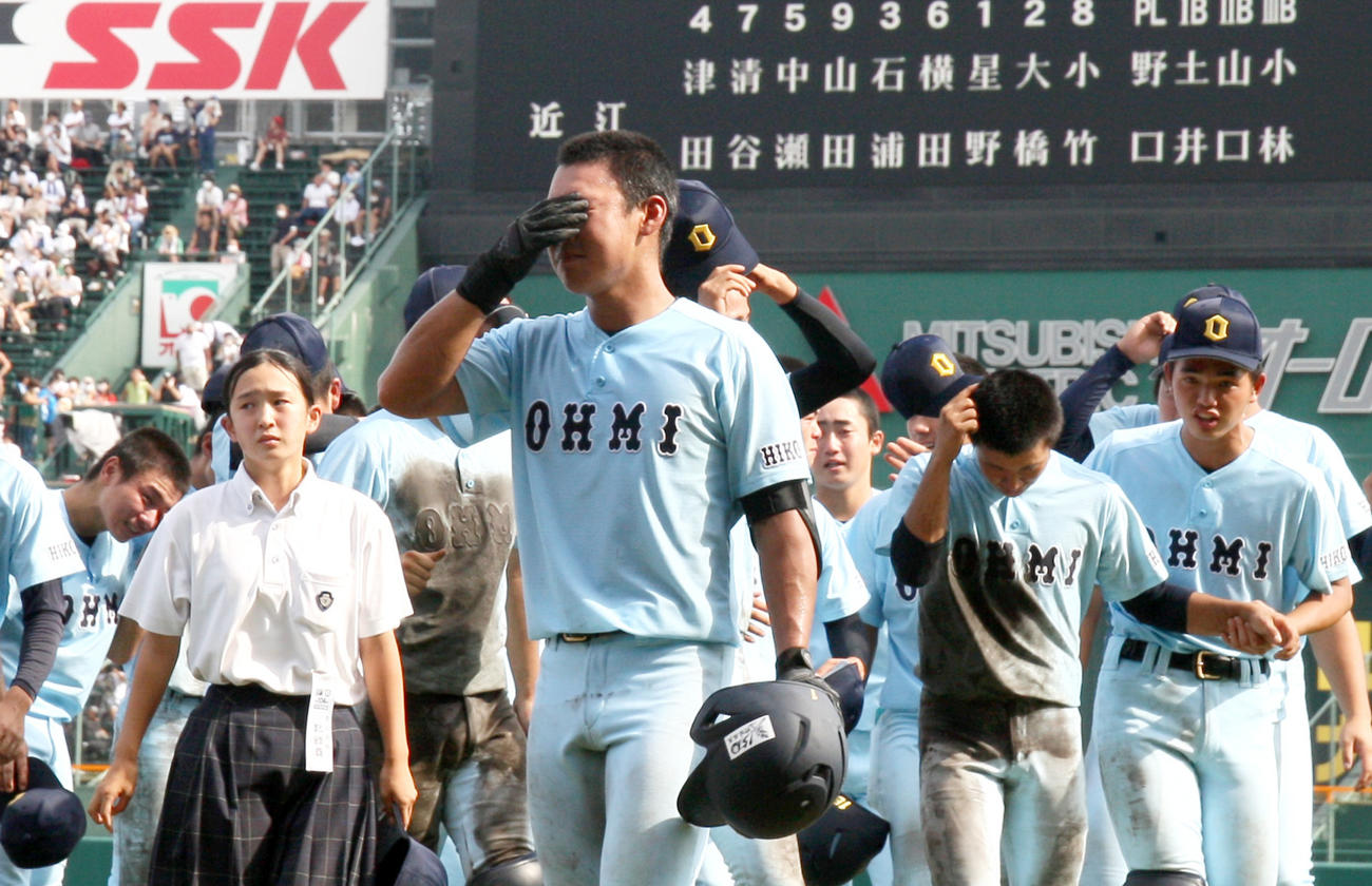下関国際に敗れ、応援席にあいさつを終えた近江・山田（手前）は目頭を押さえ引き揚げる（撮影・上山淳一）