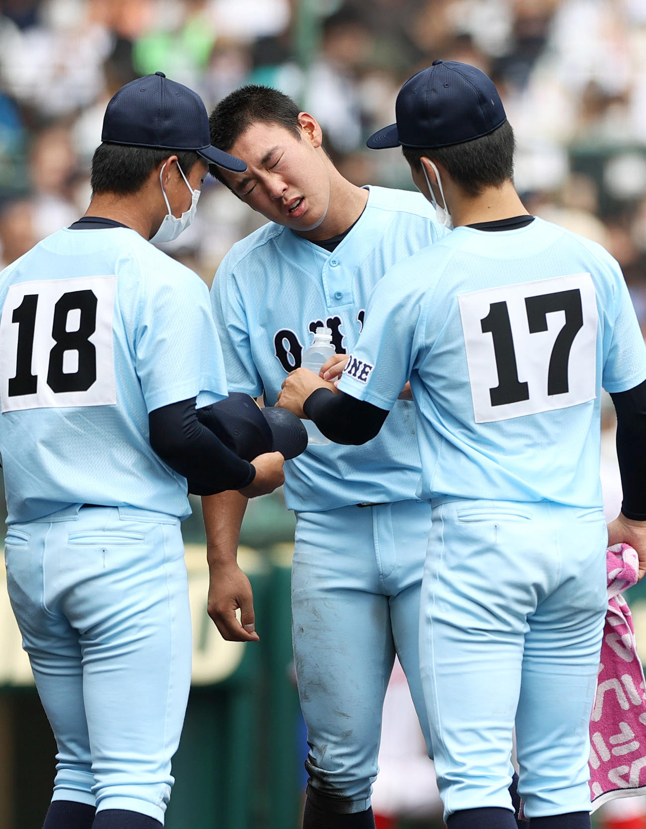 3回の攻撃を終えた近江・山田（中央）は苦しい表情を見せる（撮影・上山淳一）