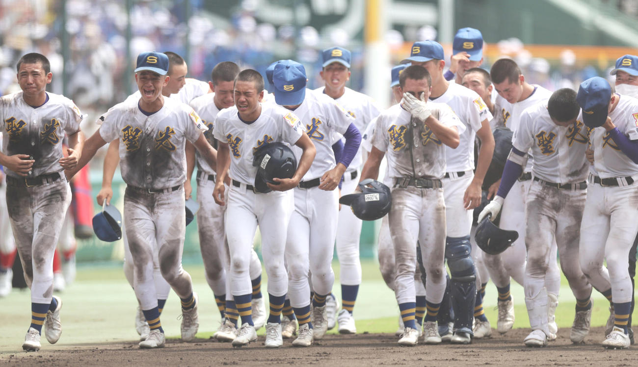 仙台育英に敗れ準決勝敗退となり、涙を流して引き揚げる聖光学院ナイン（撮影・前田充）