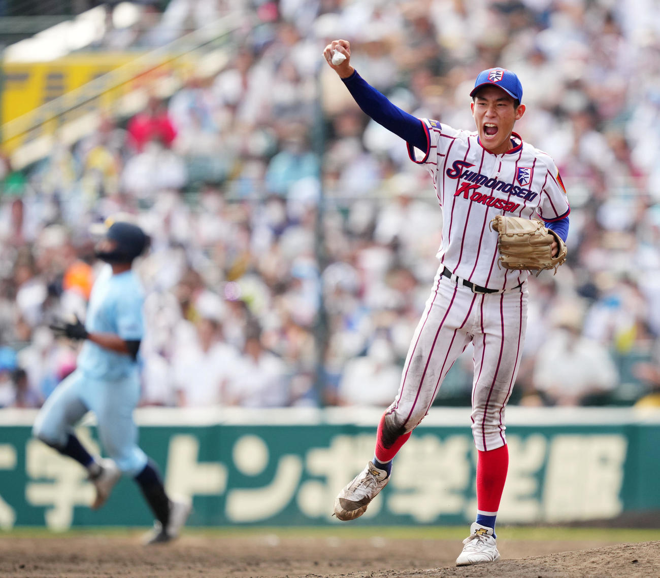 下関国際対近江　9回裏近江2死、山田（左）を左飛に仕留め力強くガッツポーズする仲井（撮影・横山健太）