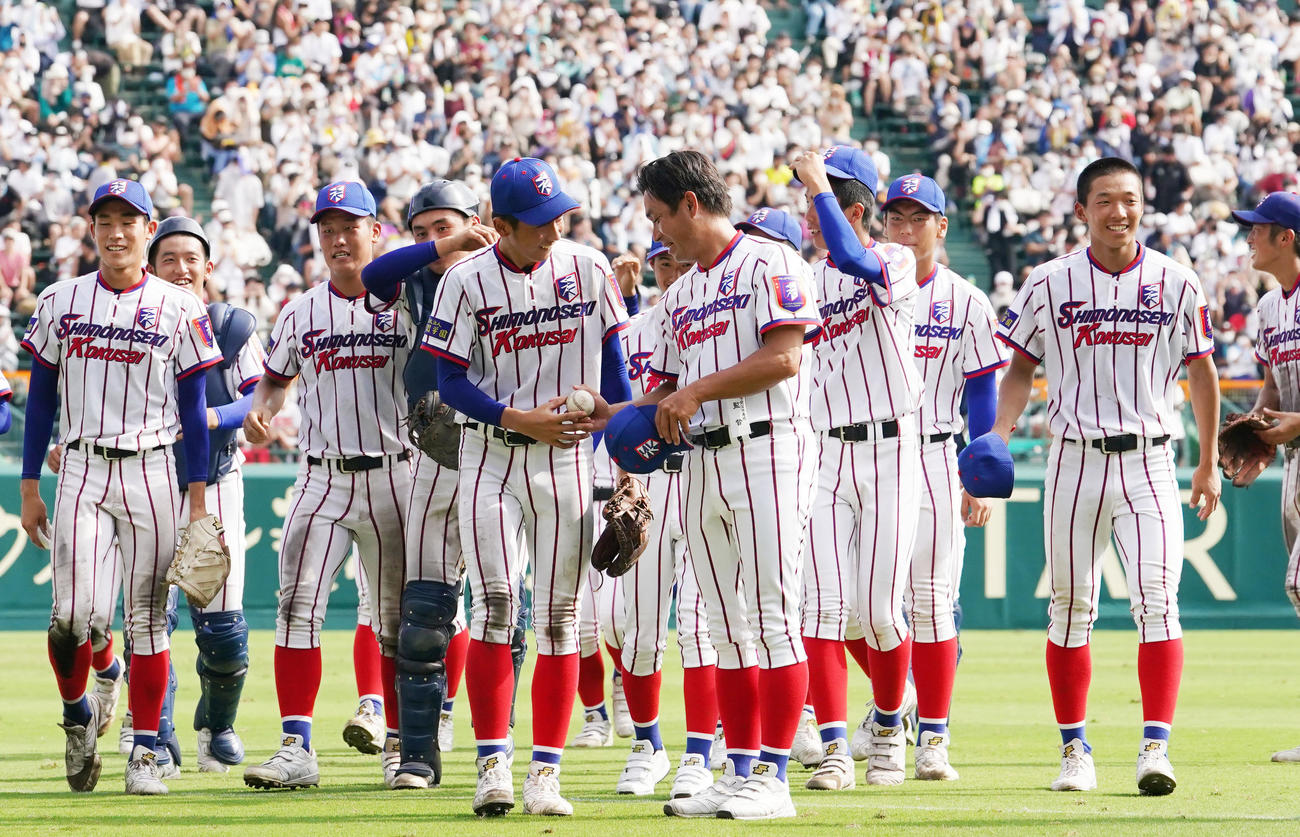 下関国際対近江　下関国際・山下（手前左）からウイニングボールを受け取る坂原監督（撮影・横山健太）