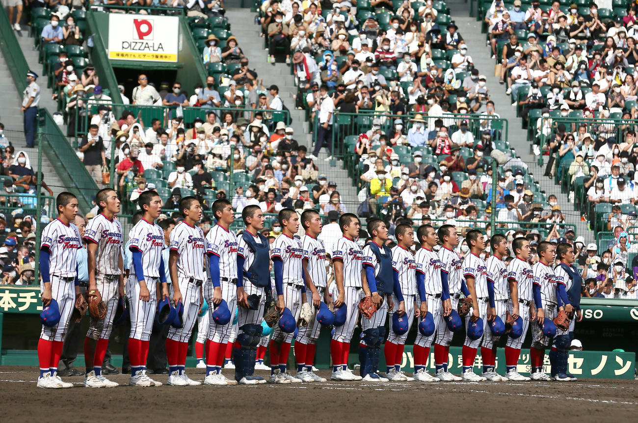 下関国際対近江　近江に勝利し、校歌を斉唱する下関国際ナイン（撮影・上山淳一）