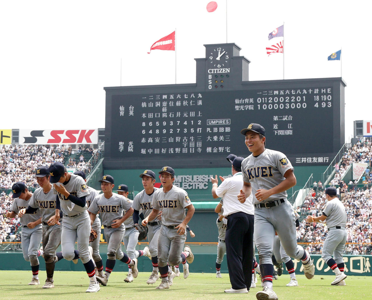 聖光学院に快勝し笑顔で引き揚げる仙台育英ナイン（撮影・上山淳一）