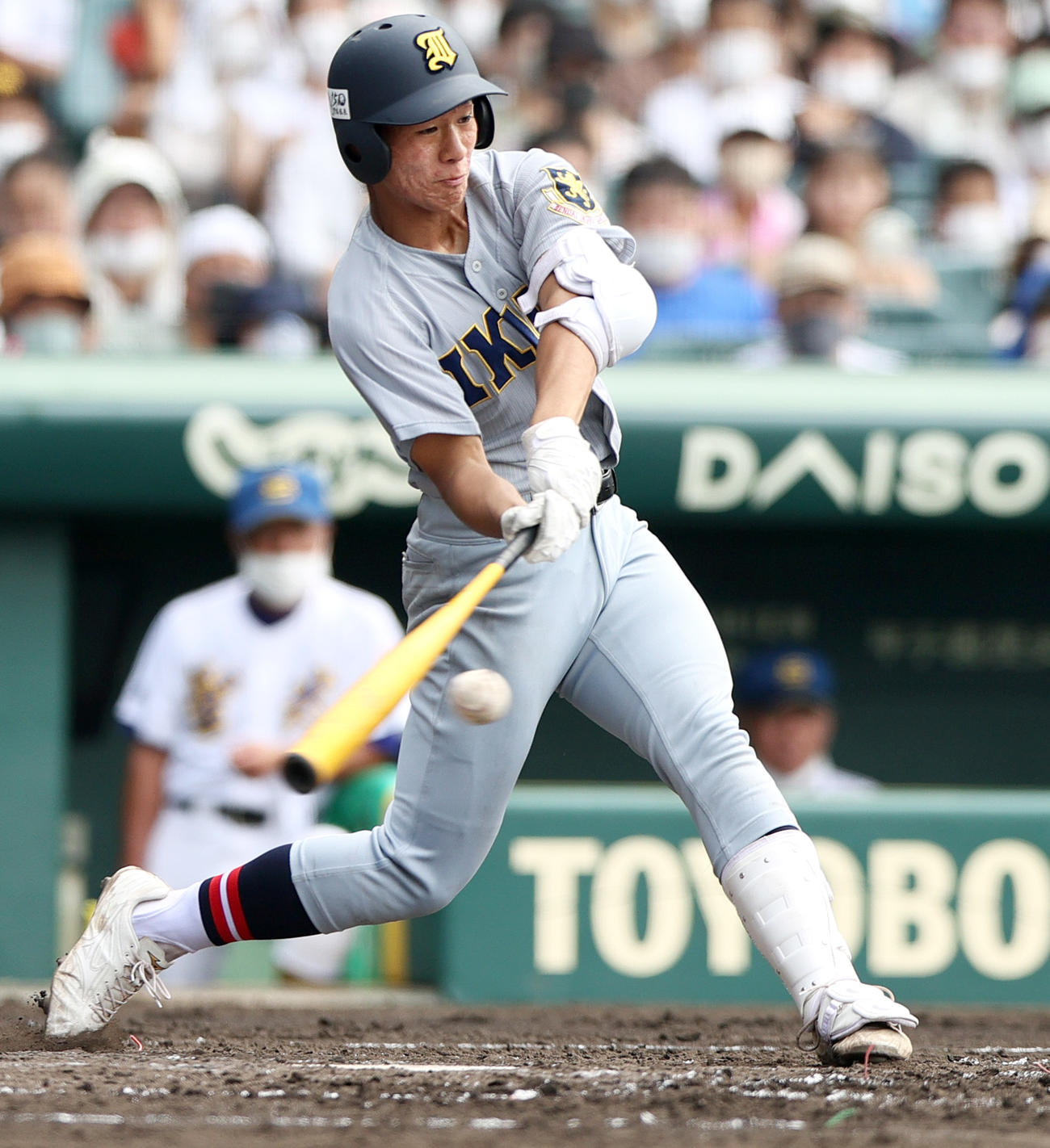 2回表仙台育英1死満塁、遠藤は中越え3点適時二塁打を放つ（撮影・上山淳一）